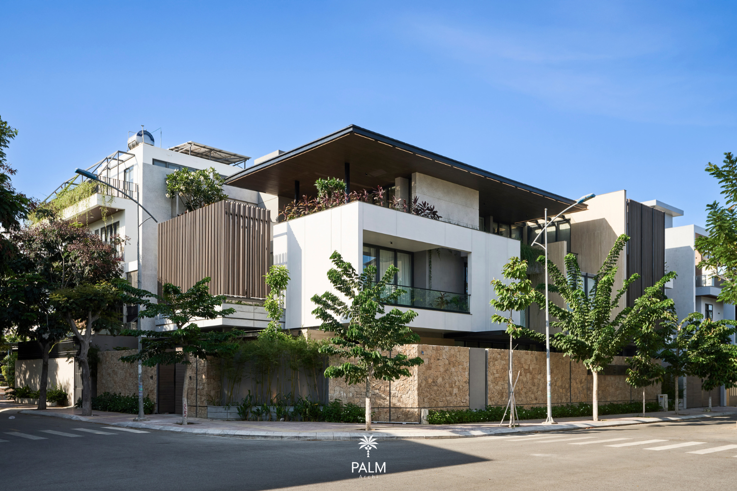 Bàn giao Sunshine Villa – Biệt thự nghỉ dưỡng Tropical hiện đại Sunshine Villa sở hữu vị trí 2 mặt tiền – một lợi thế lớn để Palm Archi phát triển ngôn ngữ kiến trúc theo hướng mở